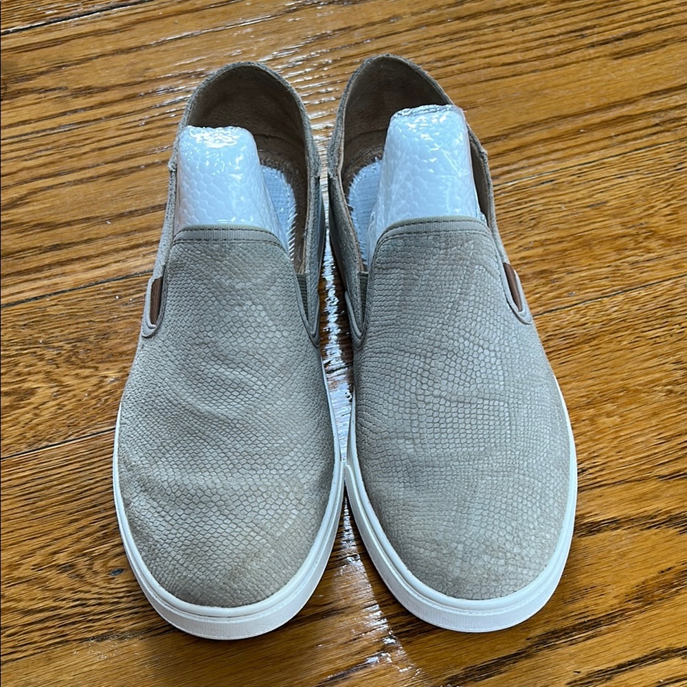 Olukai Pehuea leather snakeskin print sneakers. Taupe/tan.  Size 8.5. No insoles